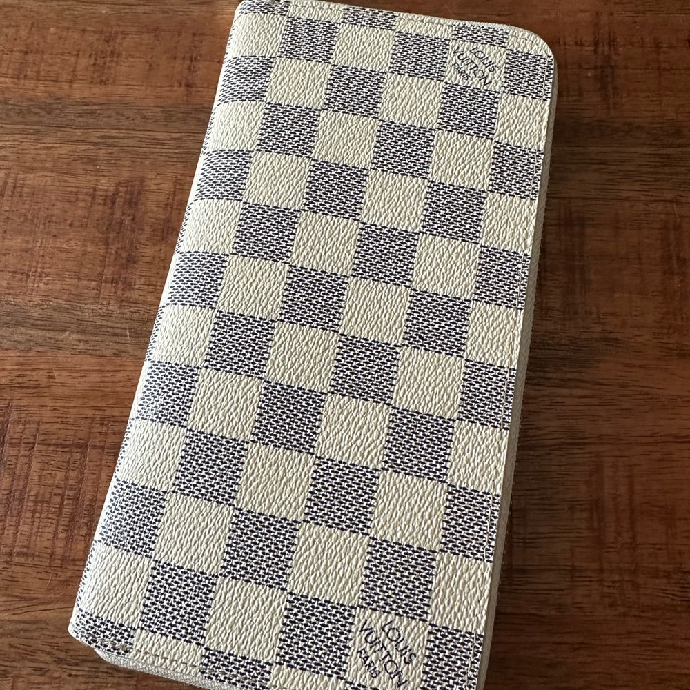 Louis Vuitton Wallet/Clutch